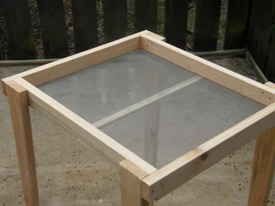 Fantastic feeding table with screen bottom